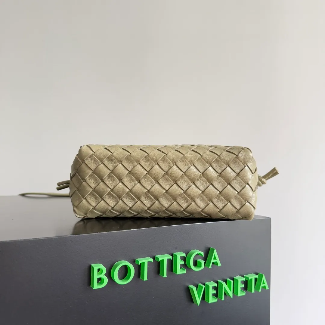 Batch 1260 𝗕𝗼𝘁𝘁𝗲𝗴𝗮 𝗩𝗲𝗻𝗲𝘁𝗮———— The latest version of the loop camera bag💥 at BV’s King of Cost-Effectiveness counter, large woven texture➕As always, ultra-high-quality lambskin, with zippers and adjustable drawstrings, it is especially suitable for the belly💫It can hold anything, and it is very light in weight, suitable for🈴️girls of all ages, size: 22*15*8cm, style number: 680255